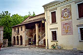 Sesto al Reghena (Pn). Abbazia di Santa Maria in Silvis. Il semplice portale d'ingresso con a destra parte del palazzo del comune gi residenza degli abati sulla cui facciata si conservano gli stemmi affrescati di cinque abati commendatari.